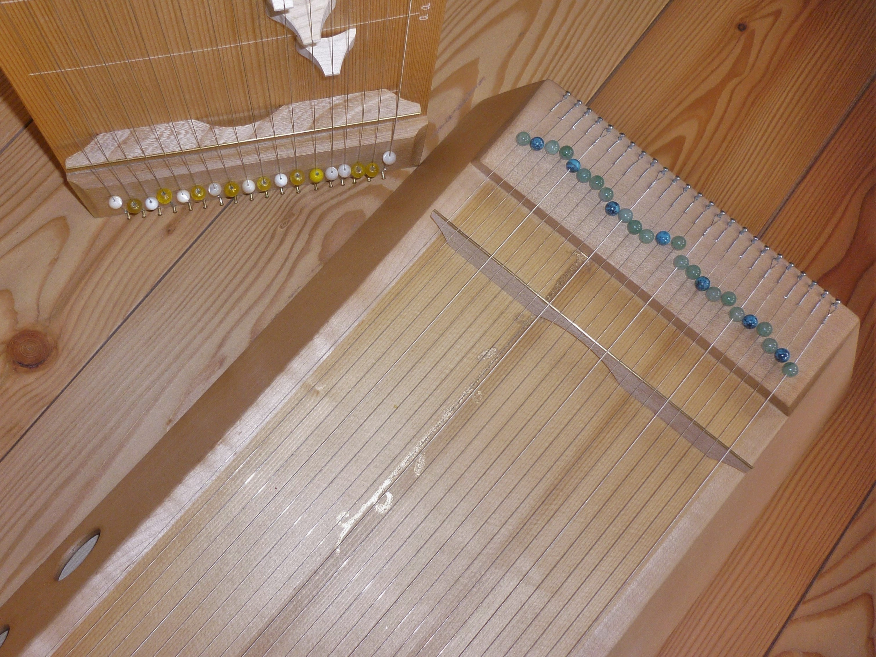 Instrumente und Klangmöbel